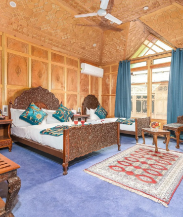 The Kashmiri Houseboat: A Floating Palace of Art, History, and Tranquility on Dal Lake